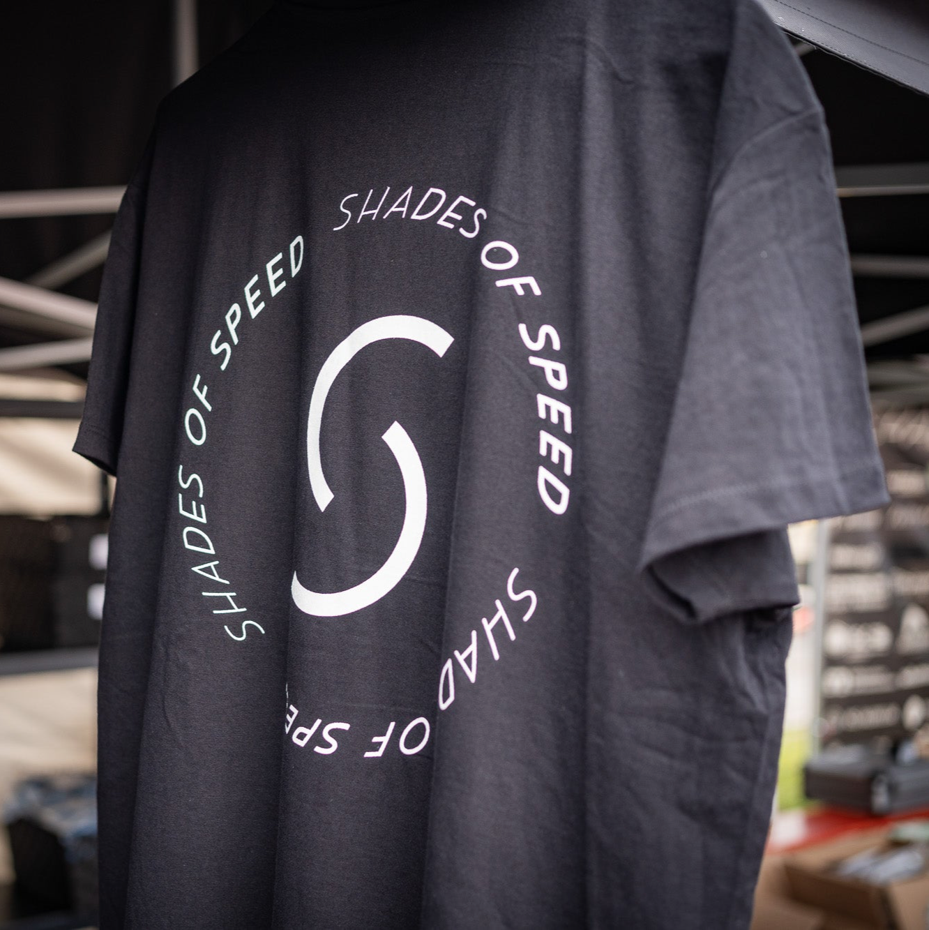 Shades of Speed T-Shirt Logo + Schriftzug auf der Rückseite